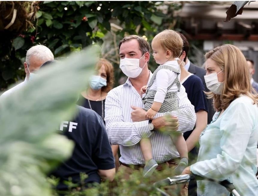 当年的明月|一岁多的查尔斯王子又营业了，小家伙玩得太嗨，腿上沾满了泥