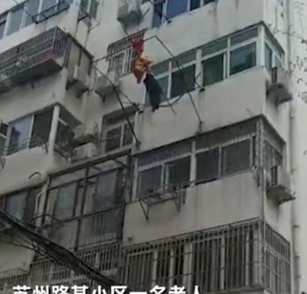 纬祝泰 揪心！安徽一男孩子从6楼坠落，奶奶慌忙冲上前，也不慎掉落下去