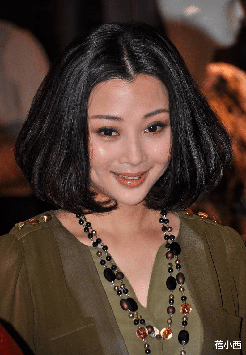 蓓小西|殷桃身材和气质都太靓，40岁还是满脸胶原蛋白，穿连衣裙气质优雅