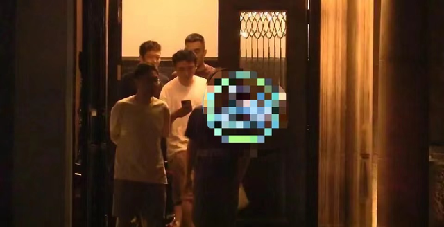 王思聪|王思聪懒理风波现身KTV,吞云吐雾心情不佳,女伴被指不如孙一宁