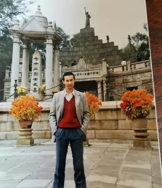 腾格尔|腾格尔晒旧照引网友热议：十里八乡有名的俊后生，头发浓密大长腿