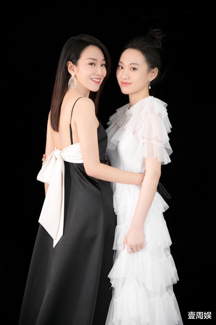 闫妮|50岁闫妮庆生，素颜出镜太真实，离婚17年，依然把前夫当成亲人！