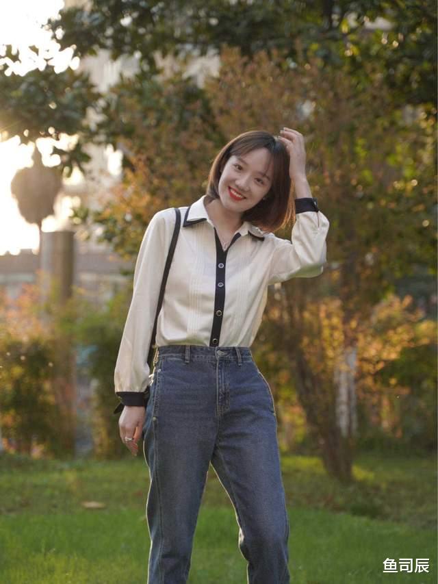 鱼司辰|简单基础款如何穿出高级感?条纹T恤搭配黑色半身裙,简约又洋气