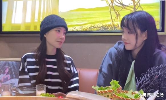 千娇百媚|冯提莫和粉丝聚会吃火锅，《好运来》唱到飞起，网友：不愧是麦霸