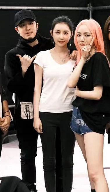 杨紫|宣云陪潘玮柏现身餐厅开业礼不敢直面粉丝，只与丈夫人形立牌合影