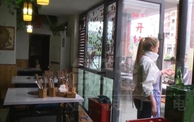 途说诗雨 重庆女子带娃寄居仓库生活，前夫拒付抚养费，还向她发视频秀幸福