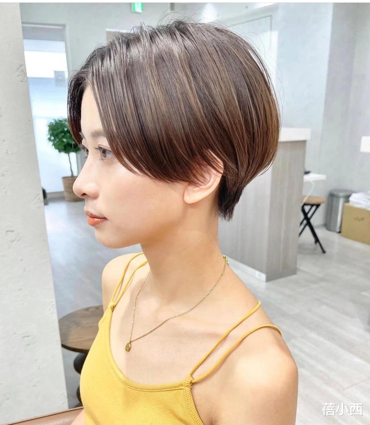 短发 秋季流行什么样的发型？女生剪干净利落的小短发，耐看指数五颗星