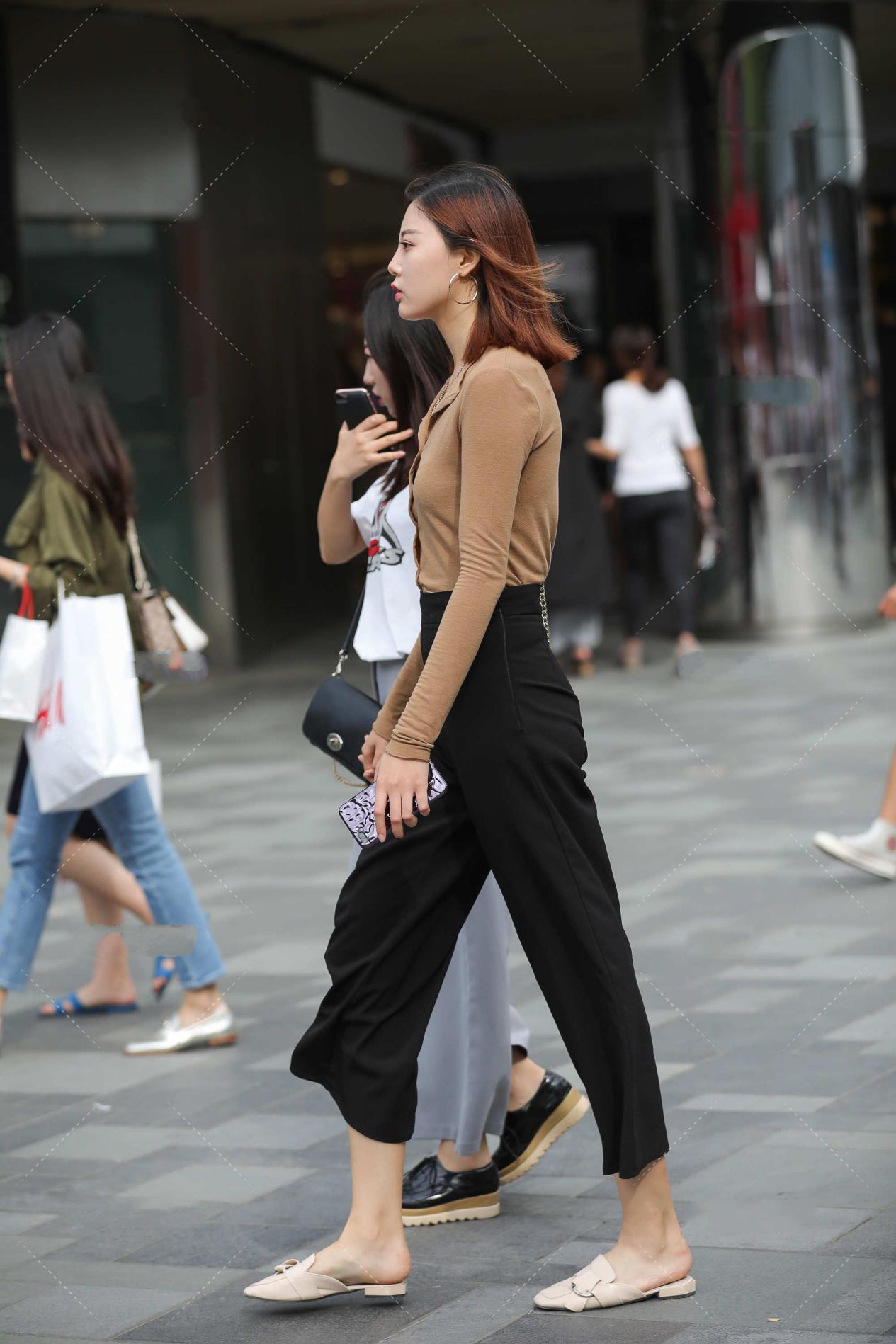 |棕色衬衫搭黑色休闲裤，简单时尚，清新自然