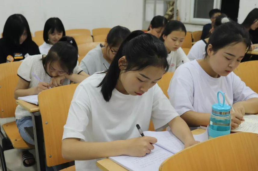 文职|军队文职2月起开始招人，工资9000起，专科生也能报考