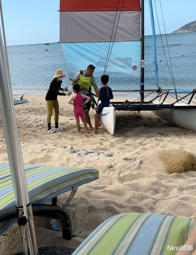 孙俪|孙俪一家四口三亚度假，她穿健美裤腿型完美，花花叉腰姿势似妈翻版