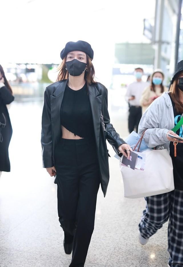 白小白的衣橱 女明星有多自律？秦岚穿露脐装秀马甲线，一般人真做不到这样