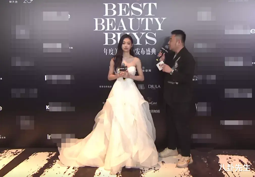 张柏芝|时尚活动暴露女明星真实身材：张柏芝手臂略粗，颖儿胸前肋骨分明