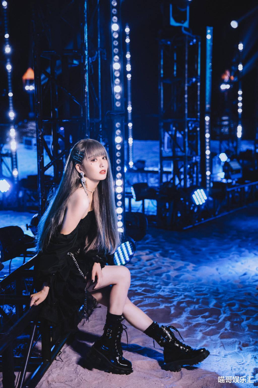 爆裂舞台|佟丽娅新造型大胆前卫，这是要抢女团的饭碗啊