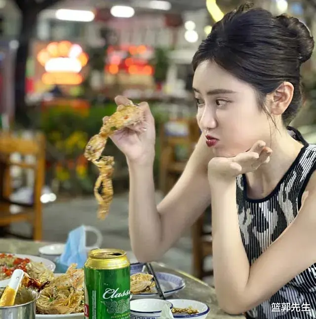 美娜|都凍得瑟瑟發(fā)抖，美娜卻曬三亞照，清爽秀大長(zhǎng)腿，這是在拉仇恨了