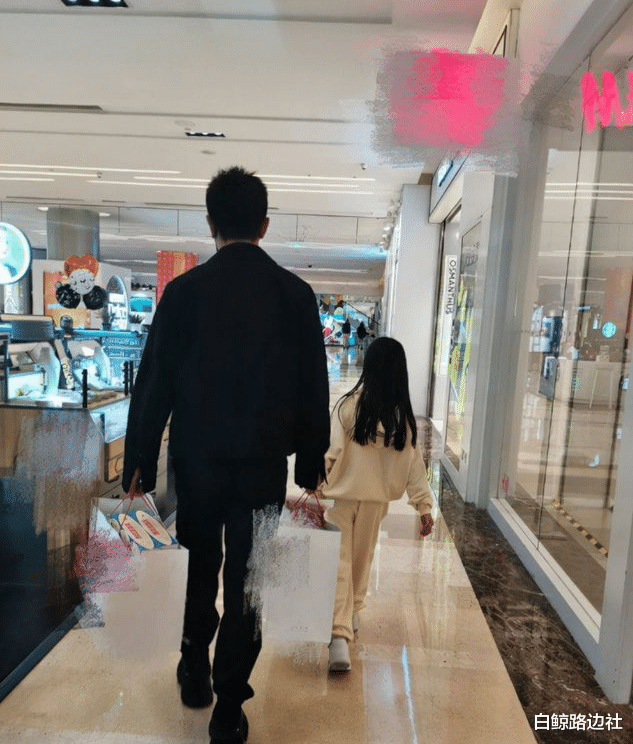 賈乃亮帶女兒逛商場！認真挑玩具拎大包小包，9歲甜馨大長腿矚目-圖5