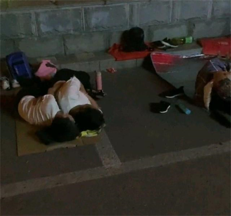 爸妈盒子|父母为了给孩子看病，席地而睡露宿街头，网友直言：看着心疼