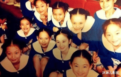 罗云熙|孙俪特意现身给恩师庆生，同学合影站中间，在同龄人内最显年轻