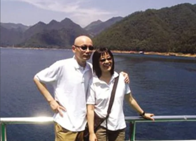 陈坤|64岁葛优一家三口罕见同框,3岁儿子乖巧可爱,戴两层帽子防人识