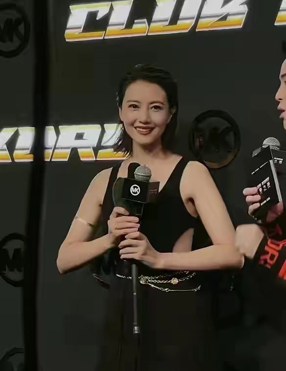 加菲猫说时尚|高圆圆晚会秀性感！穿露背裙踩20cm恨天高脚面成直角，太让人心疼了