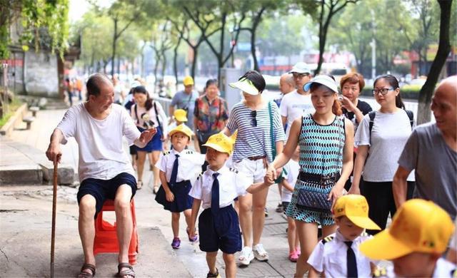 哑铃妈妈|这些“中国式礼貌”,正伤孩子于无形中,家长别再拿来炫耀了