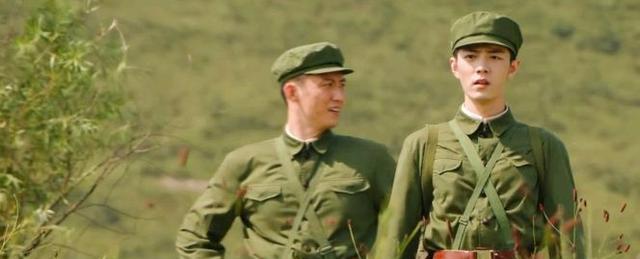 肖战|肖战领带扎裤子里！合作者趁势而起，大屏幕上写着：“陪伴三年”