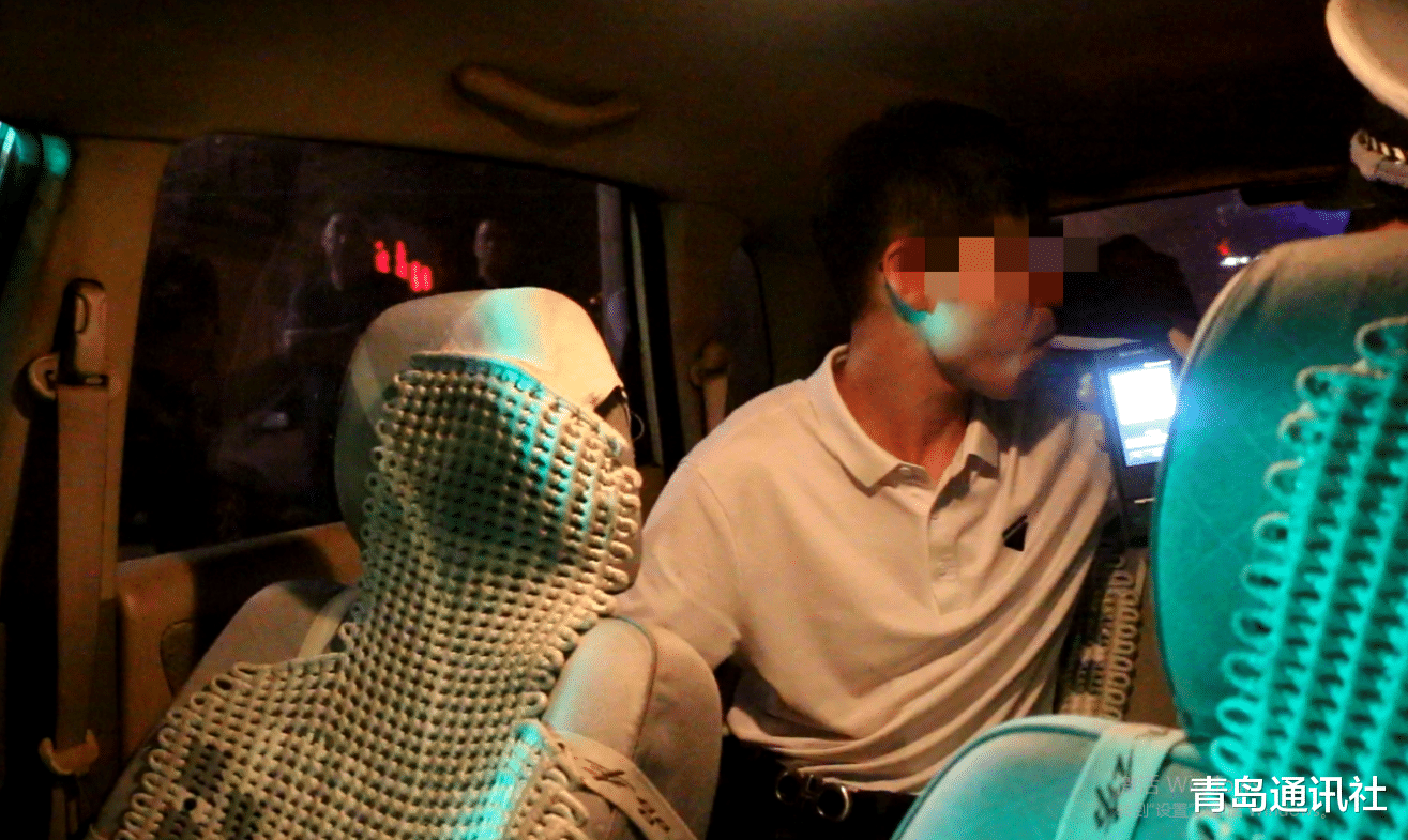 胶州 胶州：男子酒后开车上路遇交警，嚼了半瓶口香糖