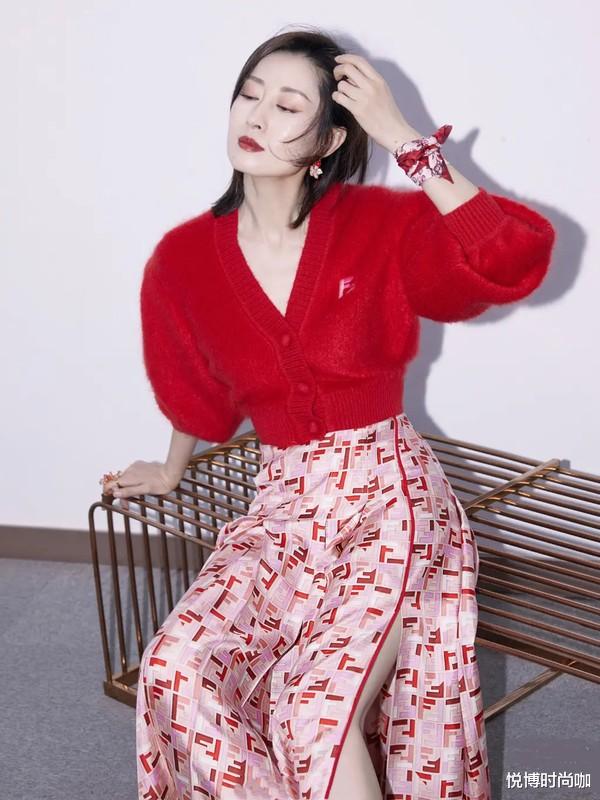 美容|刘敏涛穿鲜艳红色服饰不显老，红唇尽显风情，40+女士应该学学