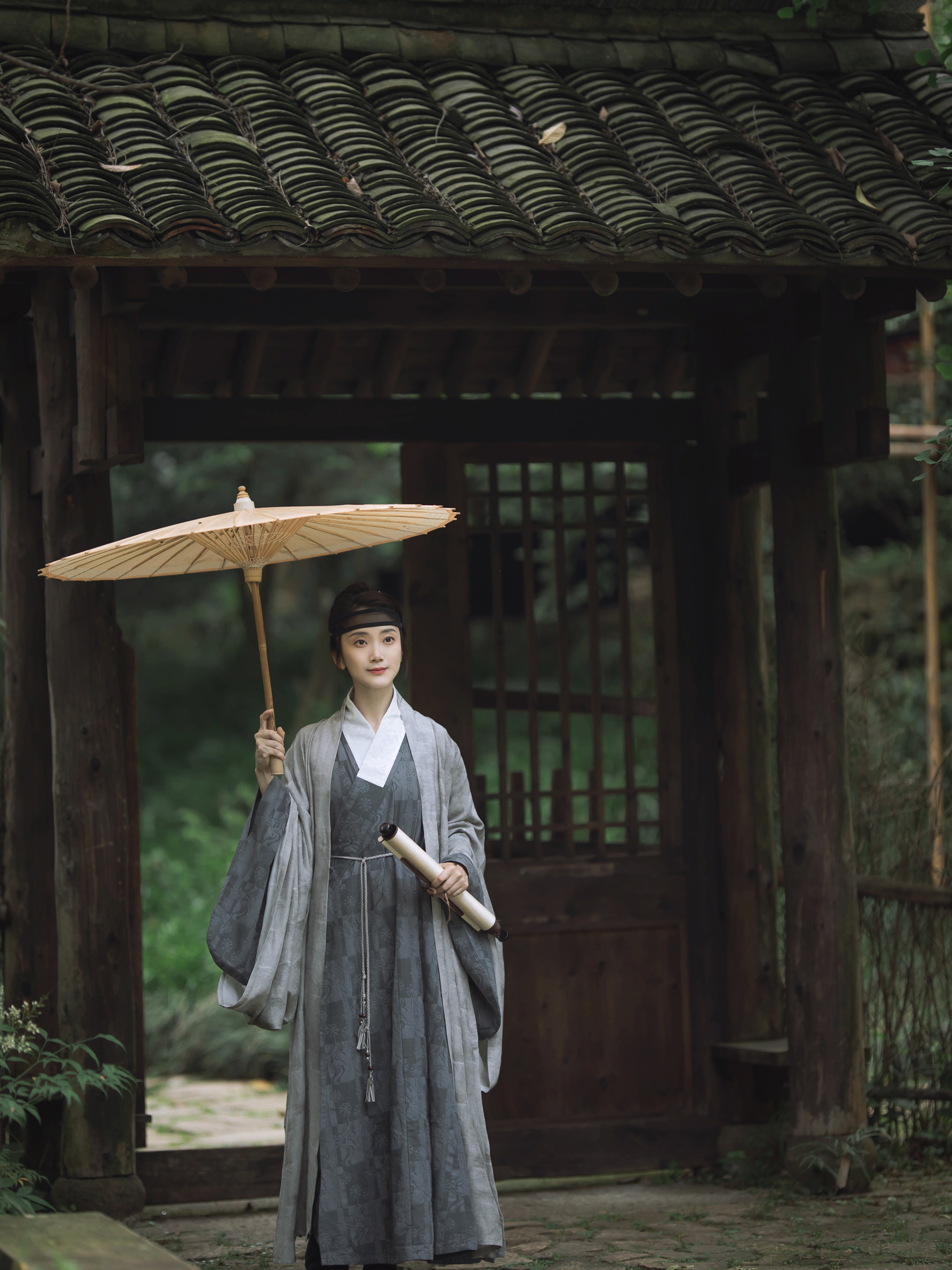 |是谁，娇羞凝眸，斜倚轩窗？是谁，揽镜画眉，柔情如织？