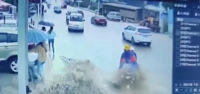 悦姐儿知识|贵州毕节，突如其来、来势汹涌的水流冲走摩托车夫妇