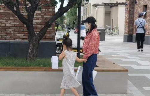 霍思燕|杜江夫妇出游，霍思燕赘肉抢镜胖若两人，网友笑言：不懊恼自己了