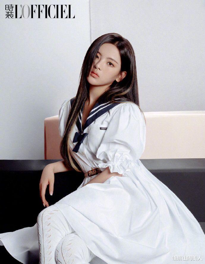 杨超越|被杨超越最新写真美到了，穿水手“制服”配白丝袜，清纯感满满