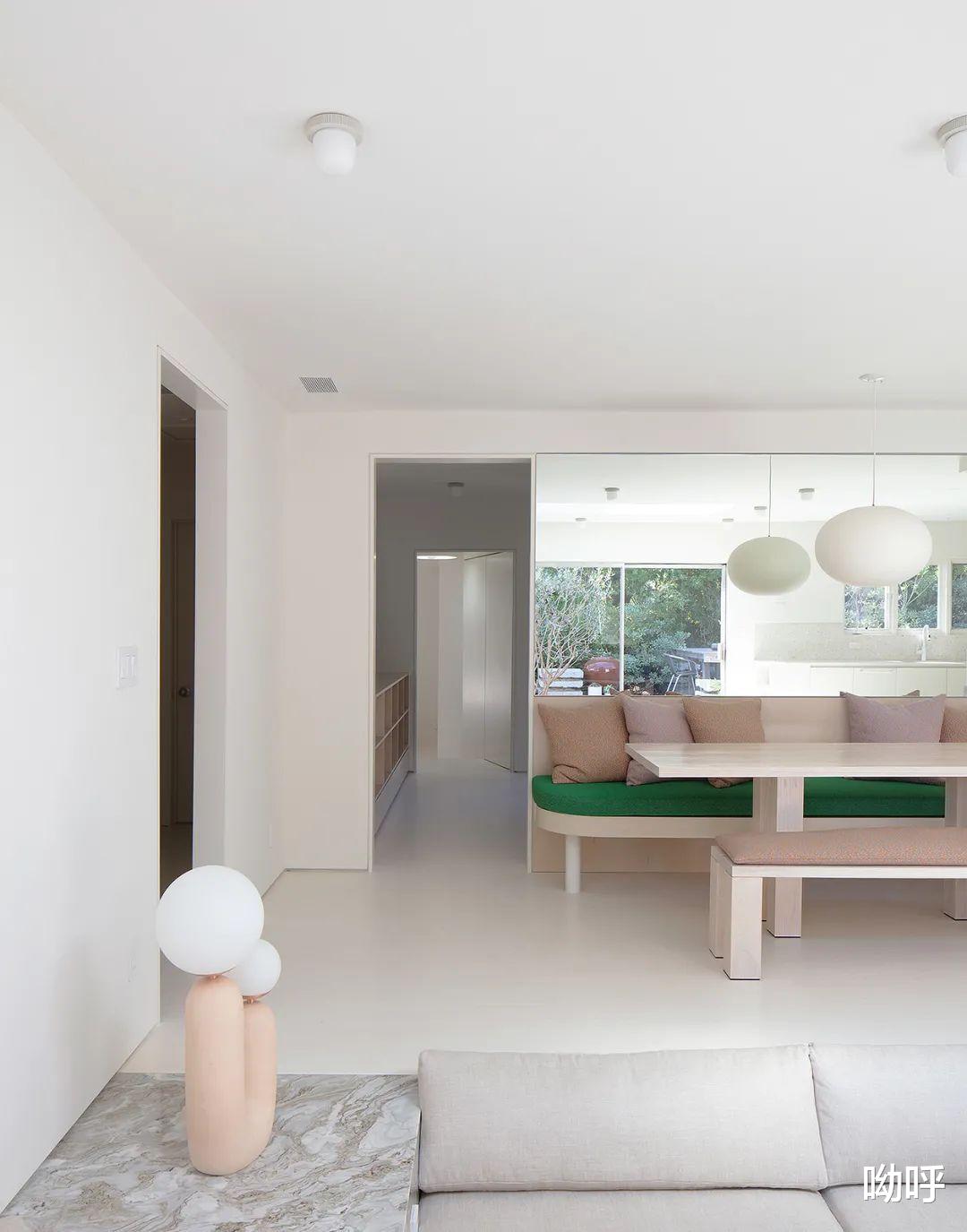 拥有下沉式空间的纯色豪宅