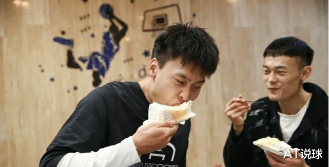 广东男篮|广东队9号新秀迎37岁生日，杜峰化身主持人，赵睿变成乖乖仔