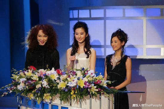 鞠婧祎|被“矮”耽误的女星们，有人坐着因腿短挨不着地，有人踩纸箱拍戏