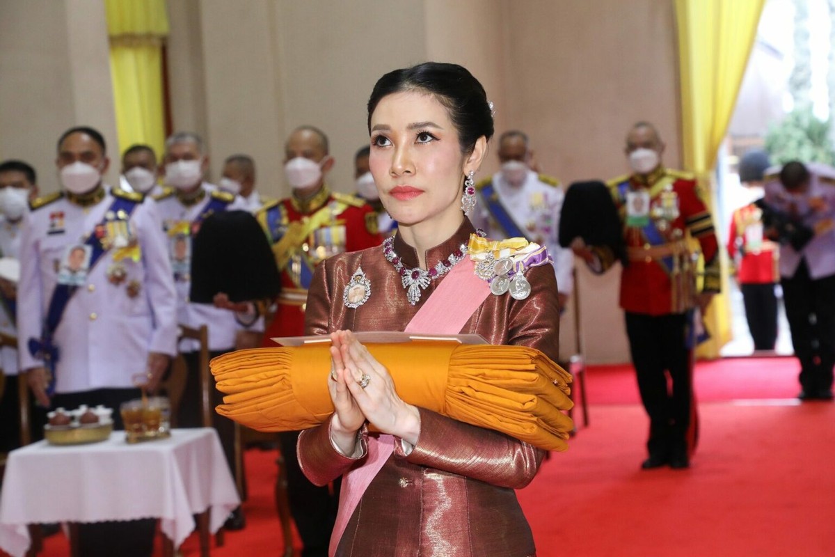 全球时尚风行 诗妮娜懒理帝后秀恩爱！佩戴金口罩贼高贵，梳中分比苏提达都霸气