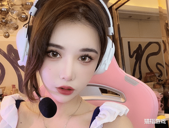 csgo|CSGO圈“刘亦菲”表演开火车，通过跳舞折磨对手，圣诞装很美