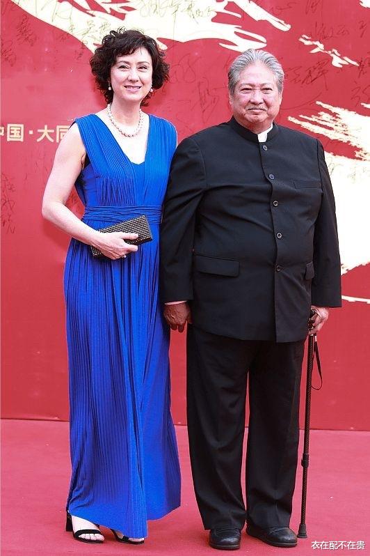 衣在配不在贵 洪金宝携小13岁妻子亮相，高丽虹穿长裙显贵气，56岁仍有超模身材