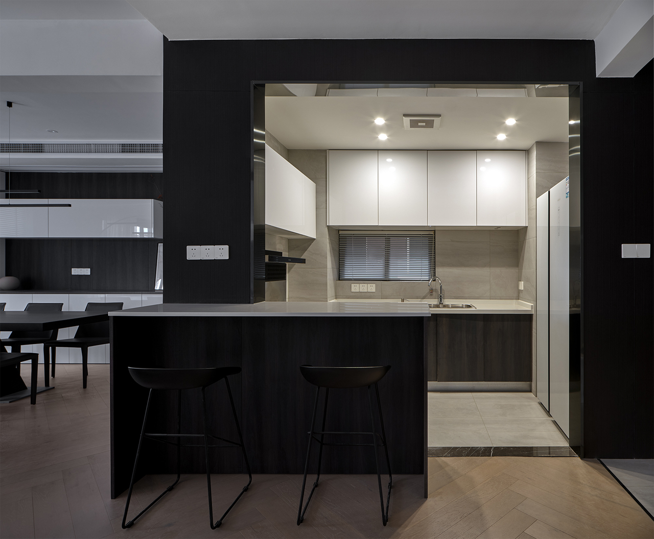 163㎡简约跃层,时尚黑白灰+暖心跳色,既稳重又温馨