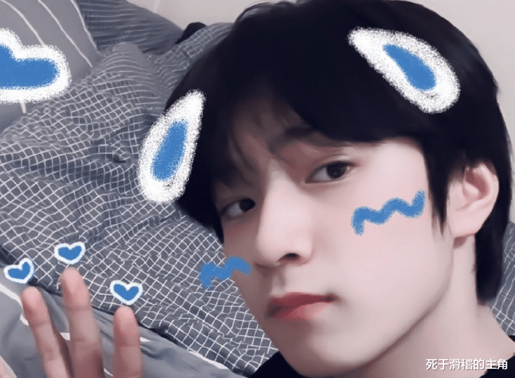 刘耀文|刘耀文室内拍照贴心为粉丝打伞, 非常有亲近感