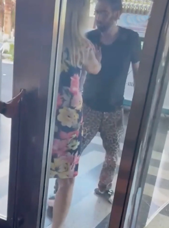 尼古拉斯·凯奇|尼古拉斯凯奇身形暴瘦，独自醉酒后赤脚在餐厅耍酒疯，被赶出门外