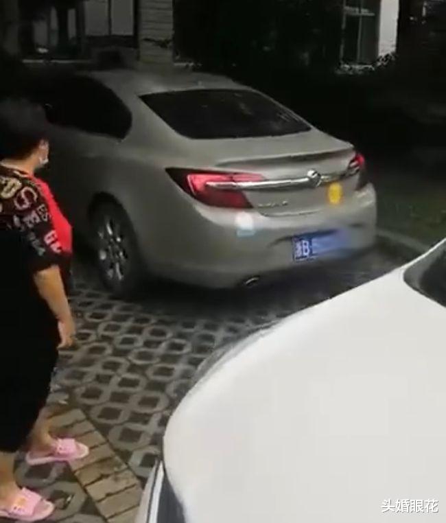 头婚眼花|轿车被堵男子撞出一条路，网友评论：做了自己想做而不敢做的事
