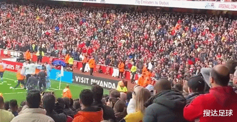 絕殺|比阿德巴約還狂！曼城絕殺功臣脫球衣瘋狂滑跪，被槍迷扔水瓶回?fù)?
onload=