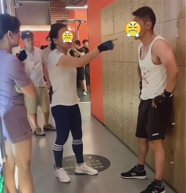教练 上海阿姐15万打赏健身房男教练，他却与别的女学员暧昧，姐现场发作