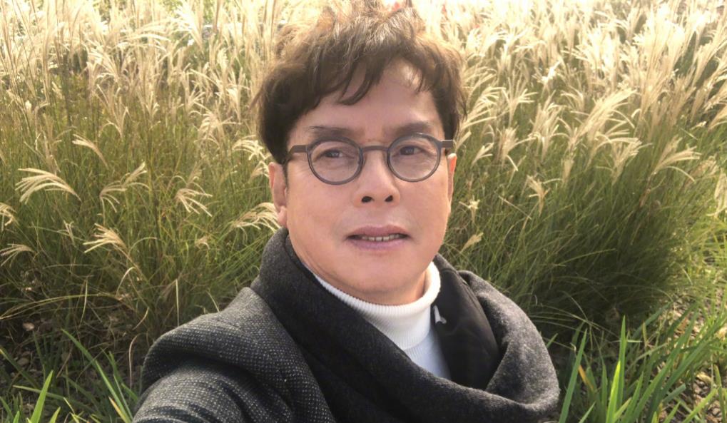 肖战|谭咏麟顺利复工，坐在后台认真写签名，网友的评论令人汗颜