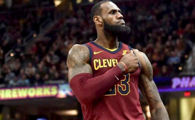 勒布朗·詹姆斯|詹姆斯有手感的時候，三分是真的準(zhǔn)，一般就是弧頂運兩下