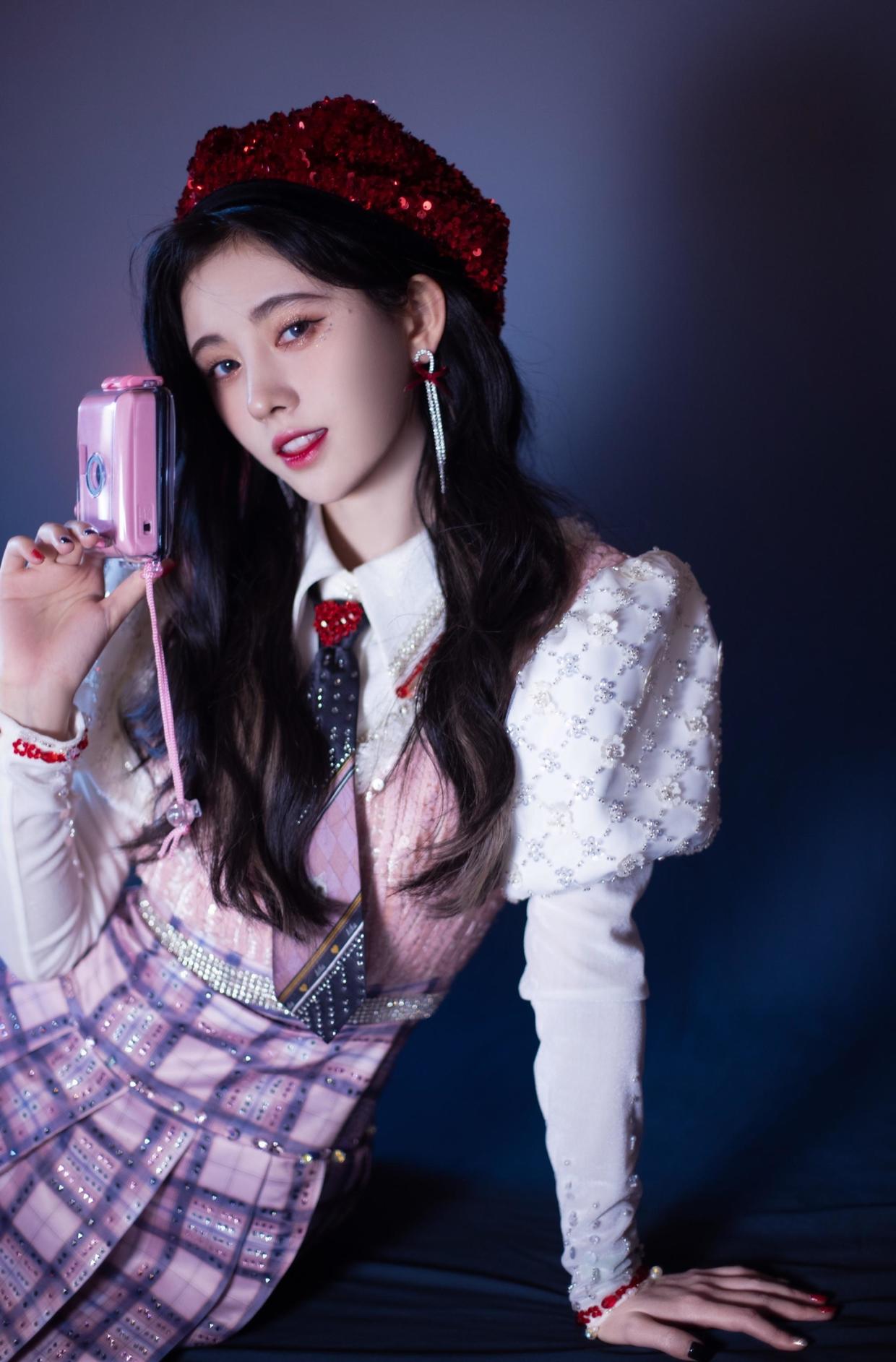 何有强|鞠婧祎不愧是4千年美女，穿开衫搭配牛仔裤青春感满分，高级洋气