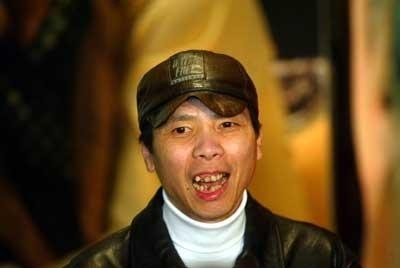 社交|2000年，冯小刚开着300万的宾利回家看望瘫痪在床的母亲，大姐让帮忙找工作，被拒绝