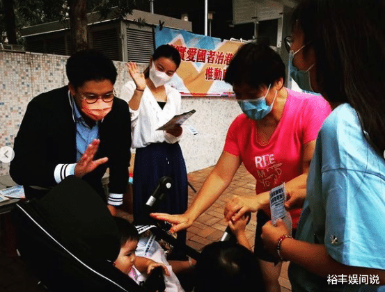 郭晶晶|郭晶晶街头帮霍启刚宣传，扎一元的头绳，热情与小朋友打招呼