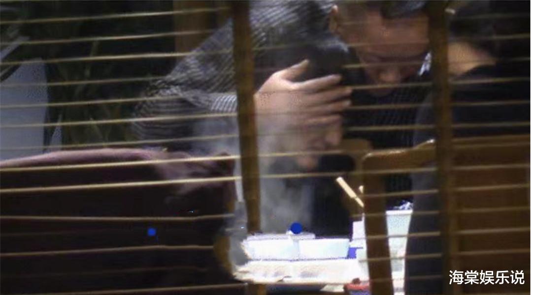 朴树|朴树妻子11月29日和男子举止亲密被拍，男方略胖显油腻，行为暧昧