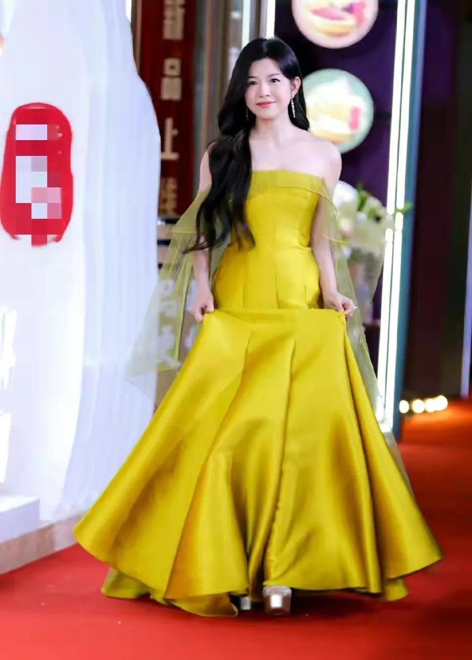 陈妍希|陈妍希走红毯胖得没腰！黄奕脸太僵蒋勤勤显老，56岁李若彤成赢家